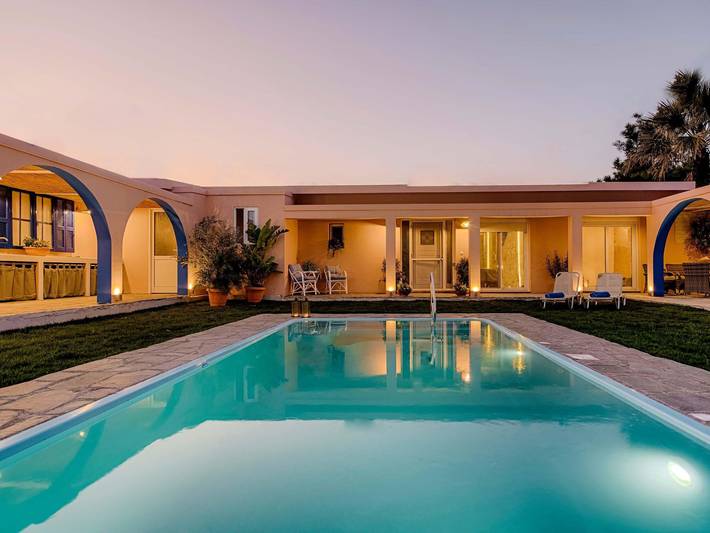 Ferienhaus für 9 Personen, mit Balkon und Terrasse sowie Garten und Pool in Afantou