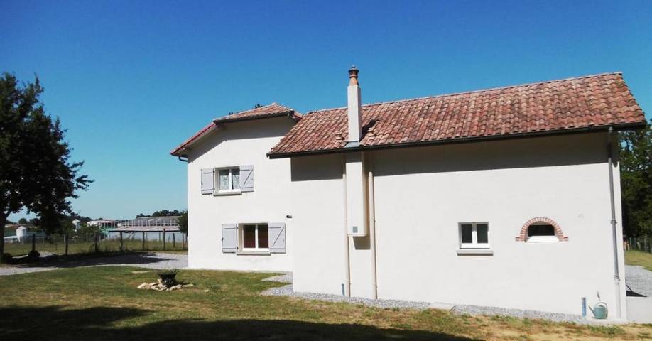 Location de vacances pour 6 personnes, avec Terrasse ainsi que Jardin et Piscine à Montsoué
