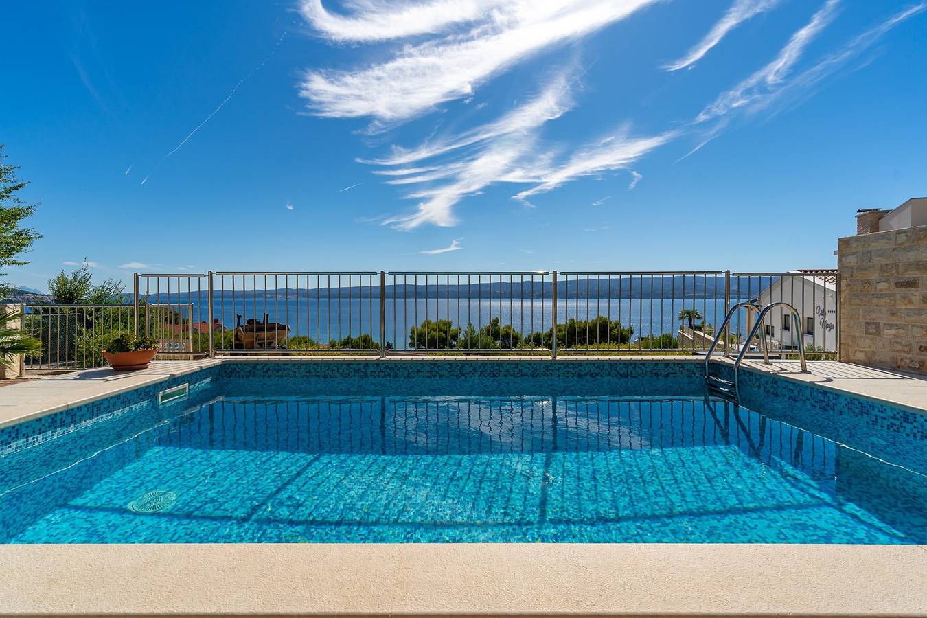 Herrlicher Meerblick, Gehentfernung zum Zentrum von Omiš in Dugi Rat, Split-Dalmatien