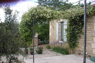 Gîte pour 4 personnes, avec terrasse et jardin dans Village de Gordes