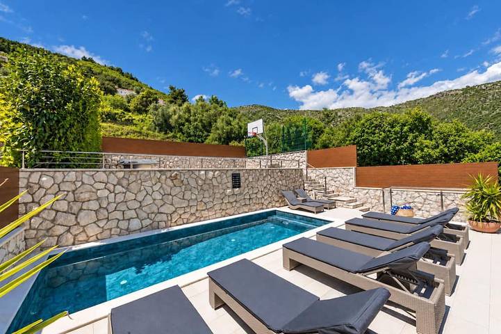 Ferienhaus mit privatem beheiztem Pool und Meerblick in Zaton, Grad Dubrovnik