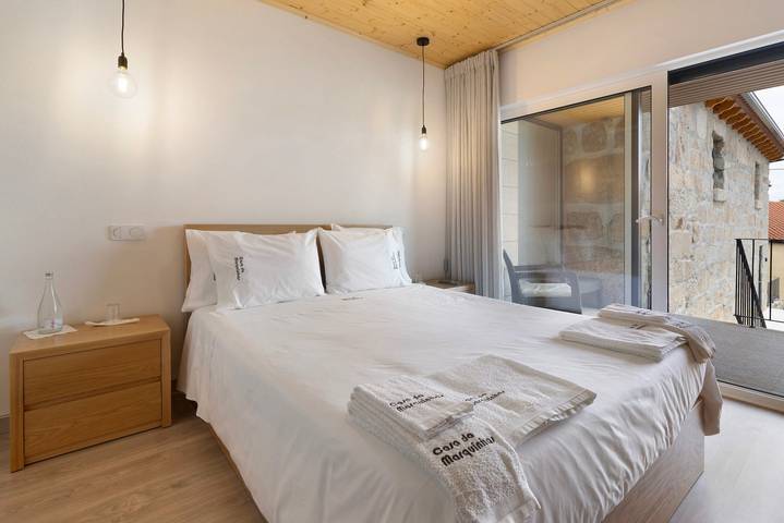 Apartamento inteiro, Quarto para férias 'Quarto Duplo Gingeira' com vista para a montanha, Wi-Fi e ar condicionado in Valpaços, Distrito de Vila Real