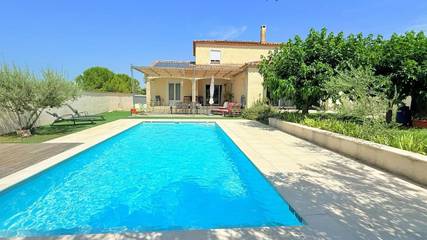 Gîte pour 8 personnes, avec piscine ainsi que jardin et vue à Saint-Théodorit
