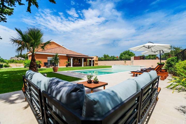 Ferienhaus für 10 Personen, mit Kinderpool und Pool sowie Garten
