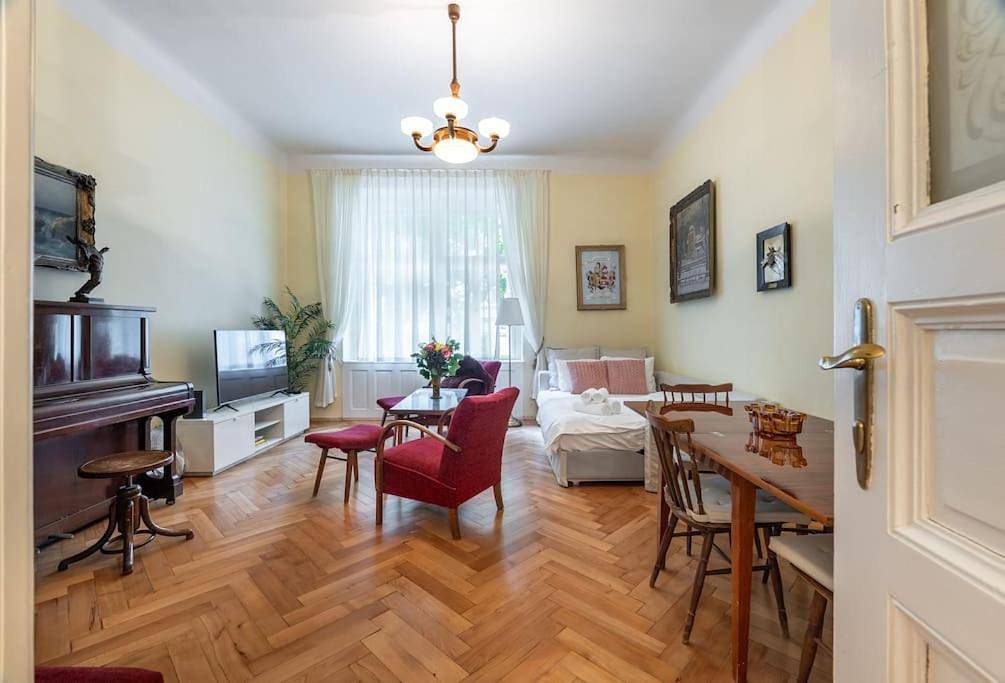 Geheel appartement, Historic Apartment in Vinohrady, Loved by Locals by Easybnb Premium in Praag, Midden-Bohemen