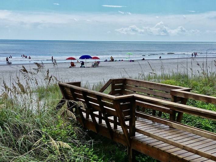 Vacation rental for 8 people, with yard and balcony in Surfside Beach