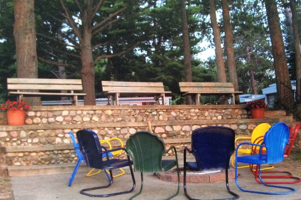 Gemütliches gelbes Seeufer-Häuschen in Higgins Lake