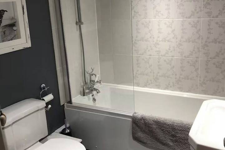 Log cabin for 4 people, with terrace and garden in Chichester