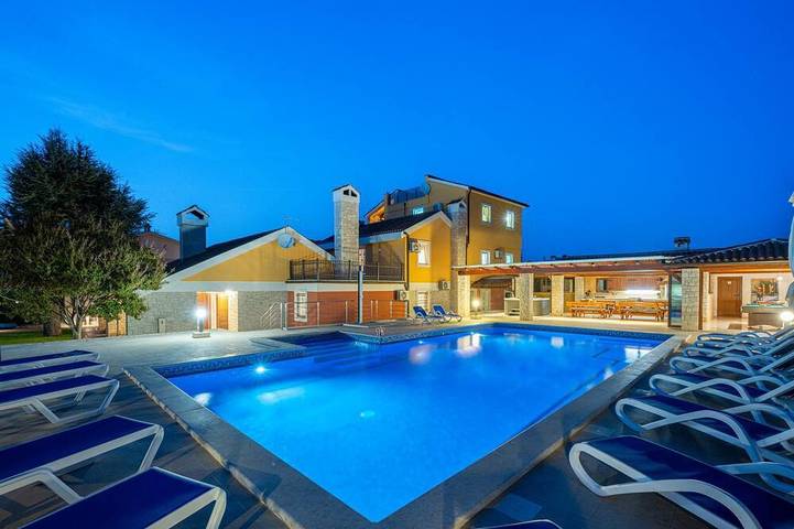 Ferienhaus für 16 Personen, mit Garten und Balkon sowie Whirlpool, mit Haustier in Banjole