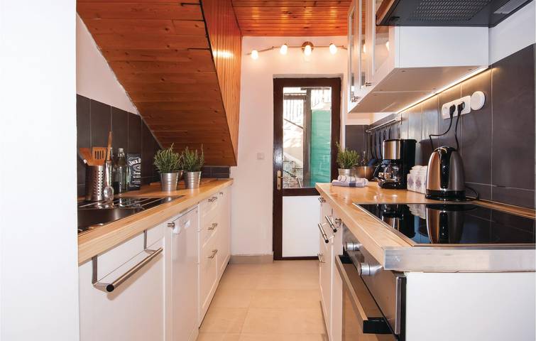 Entire holiday apartment, Cozy Apartment with Terrace, Wi-Fi & Parking, 1.5km to Beach in Jadrija, Šibenik-Knin