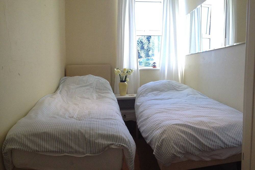 Entire apartment, Character, Views over Carbis Bay, Balcony,Parking,2 Bathrooms, own entrance. in Carbis Bay, Cornwall