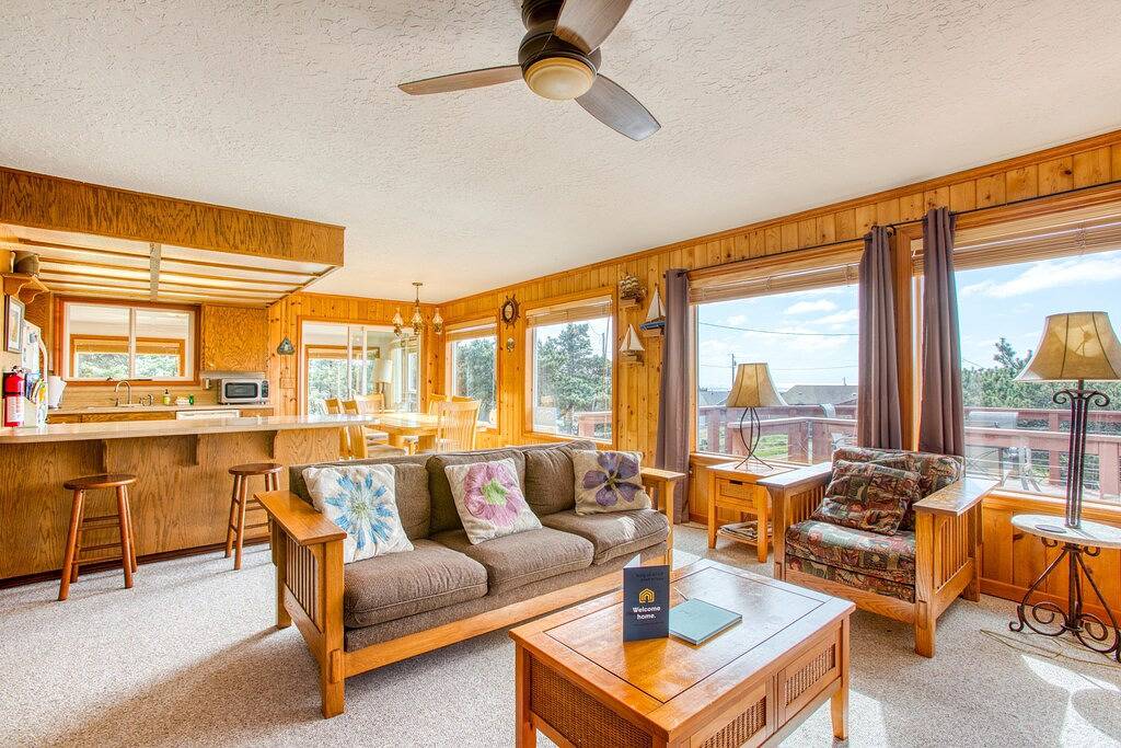 Hundefreundliches Haus mit Meerblick, einfachem Zugang zum Strand und zur Bucht sowie einem Gemeinschaftspool! in Lincoln County (OR)