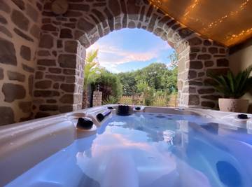 Gîte pour 2 personnes, avec jacuzzi et terrasse à Montviron