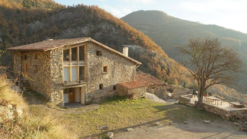 Casa rural para 4 personas, con vistas y jardín además de piscina y balcón en Ripollès