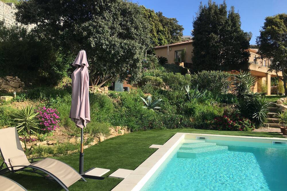 Appartamento intero, Piano terra della villa, a 10 minuti da Ajaccio, vista mare, immerso nel verde in Alata (Corsica), Ajaccio e dintorni