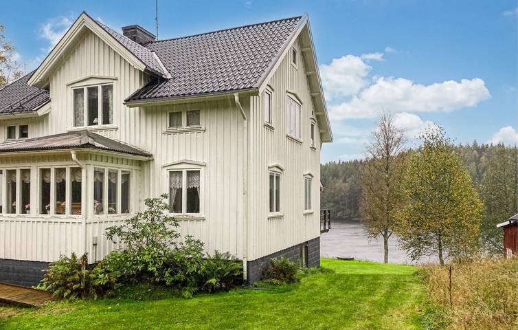 Ferienhaus für 8 Personen, mit Terrasse und Garten sowie Seeblick in Tranemo