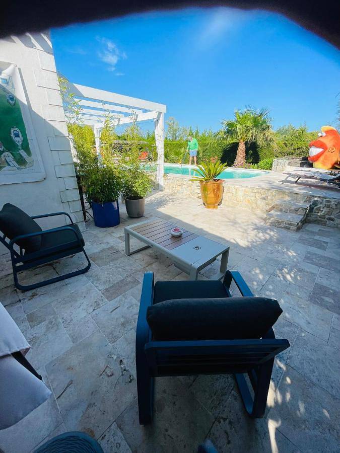 Chambre d’hôte pour 2 personnes, avec terrasse et vue ainsi que jardin et piscine à Aigues-Mortes - 2