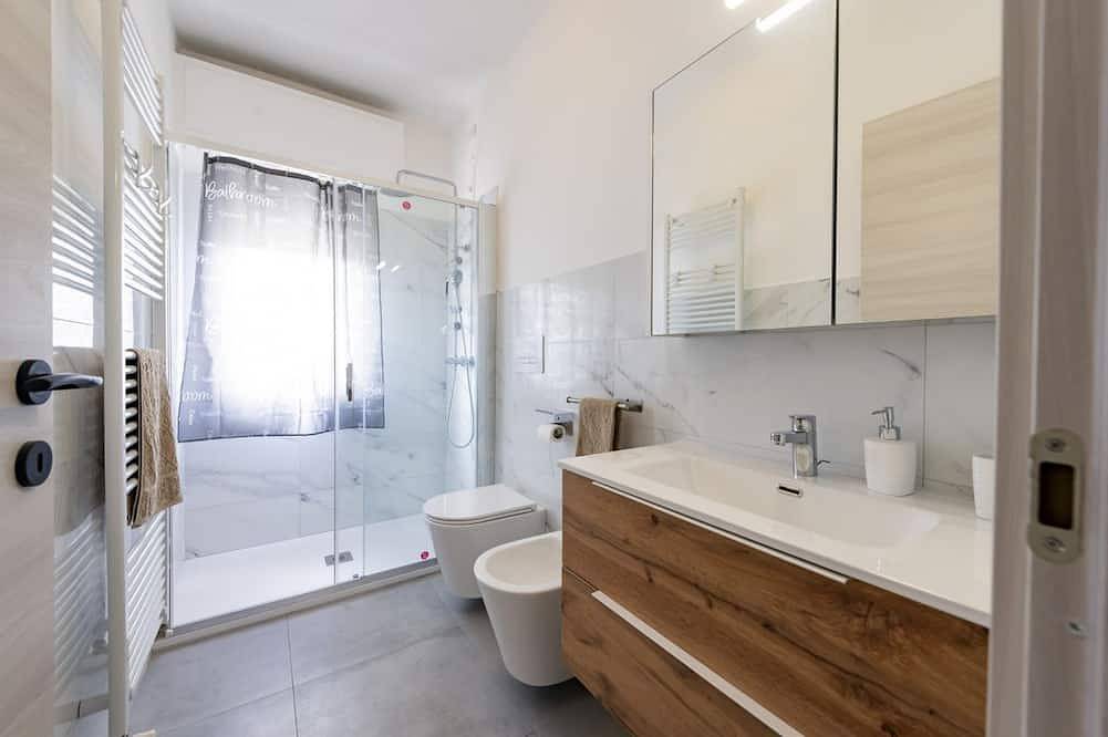 Entire apartment, Guesthost - Comfortable 55 sqm apartment, able to accommodate up to 3 people, located on the second floor of a building without a lift.The property is located in Montesilvano, a few kilometers from Pescara, in a quiet residential area full of services. F in Montesilvano Marina, Montesilvano