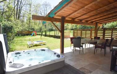 Gîte pour 5 personnes, avec jardin et jacuzzi à Réaup-Lisse