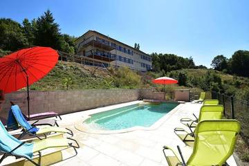 Gîte pour 4 personnes, avec piscine dans Cuzy