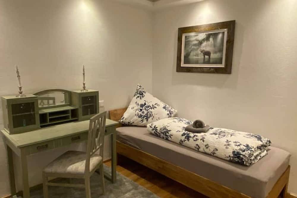 Ganze Wohnung, Neurenovierte Ferienwohnung \"Räsl\" in Holzkirchen, Landkreis Miesbach