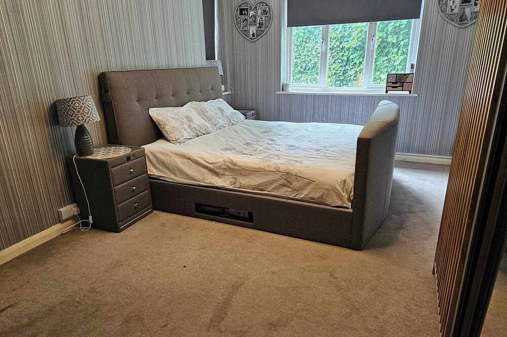 Large 4 bed house with huge garden and parking in Sutton (London), London