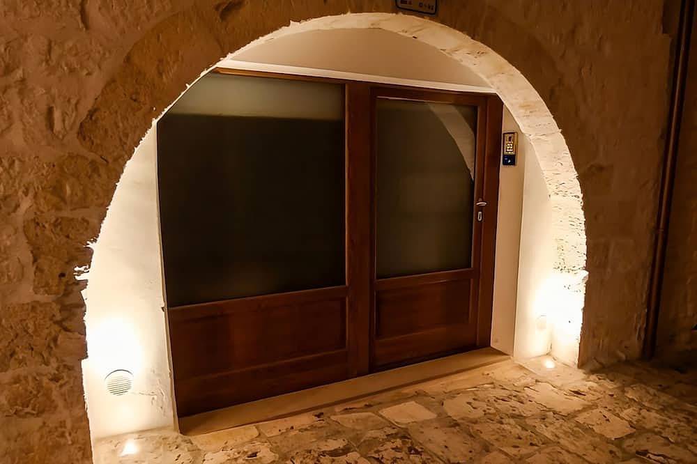 Arcobaleno - Campanile Inn; Comfortable room in historic building in Locorotondo in Locorotondo, Bari Province