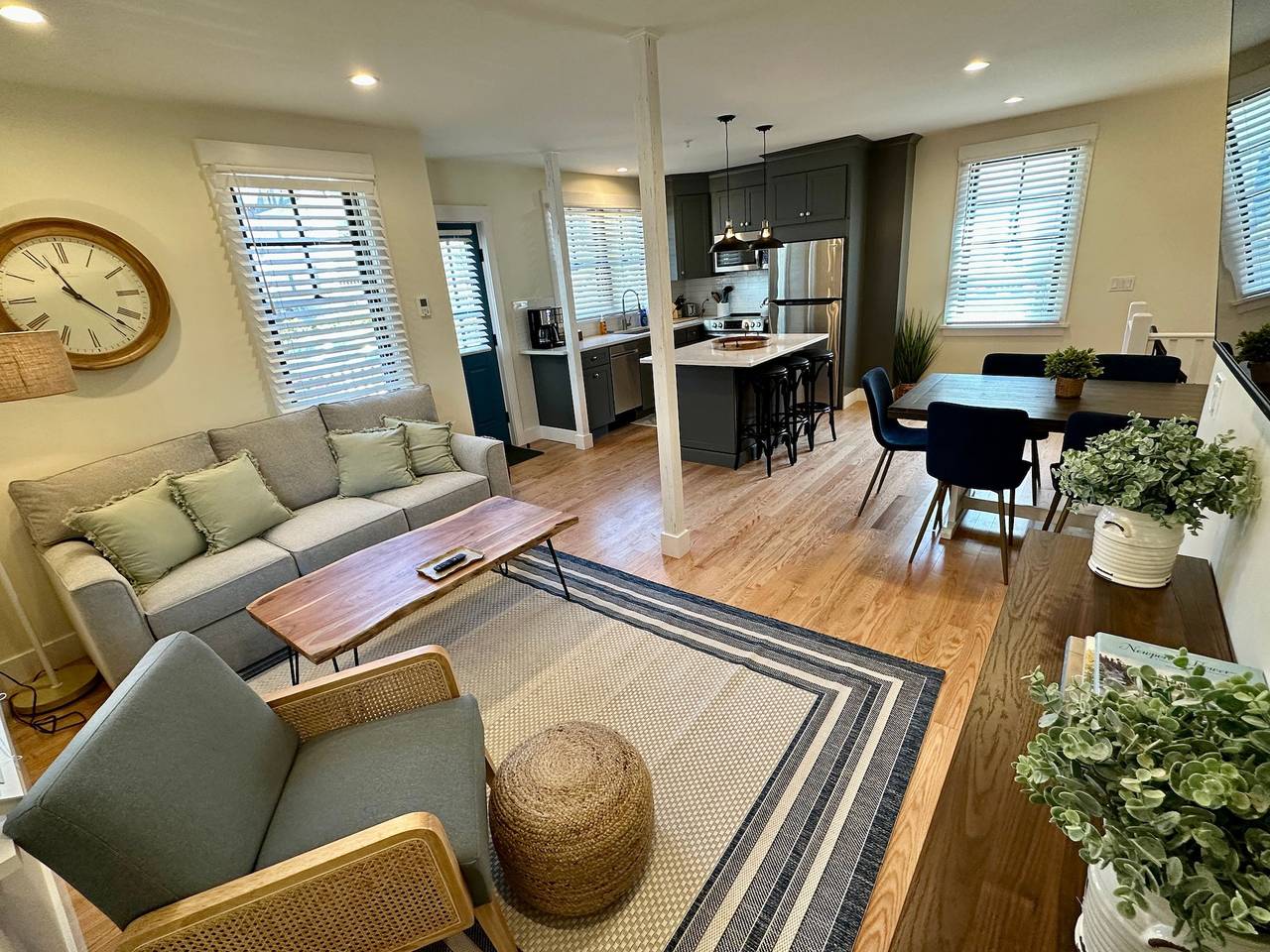 Ganze Wohnung, Stunning 2 Bed/ 1.5 Bath/ Apartment w/ Parking in Newport, Newport County