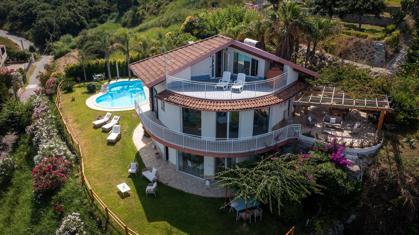 Villa 'Infinity' con piscina e vista mare, Wi-Fi e aria condizionata in Zambrone, Provincia di Vibo Valentia