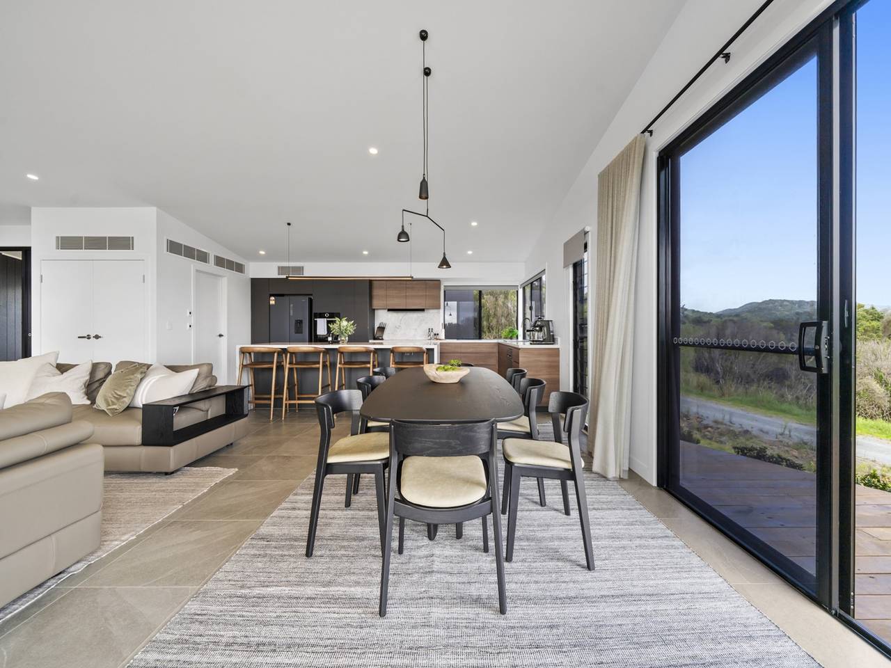 Entire apartment, Scenic House with Private Yard & Bbq Area in Gold Coast City