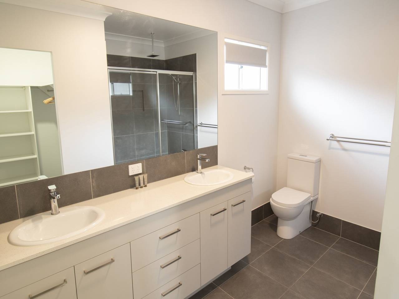 Entire apartment, Spacious 4-Bed House in Leafy Plainland in Queensland