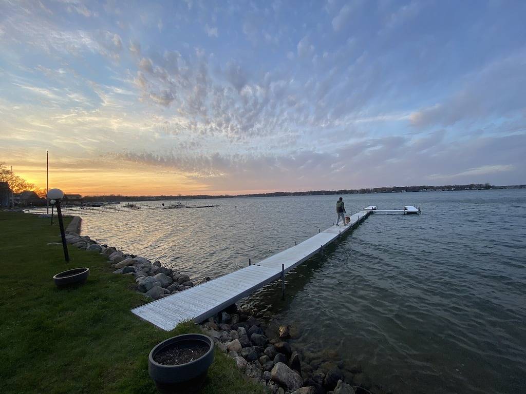 Beautiful Lakefront Cottage!! ☀️🧡 Kayaks! Clear Sandy Bottom in Manitou Beach-Devils Lake, Lenawee County
