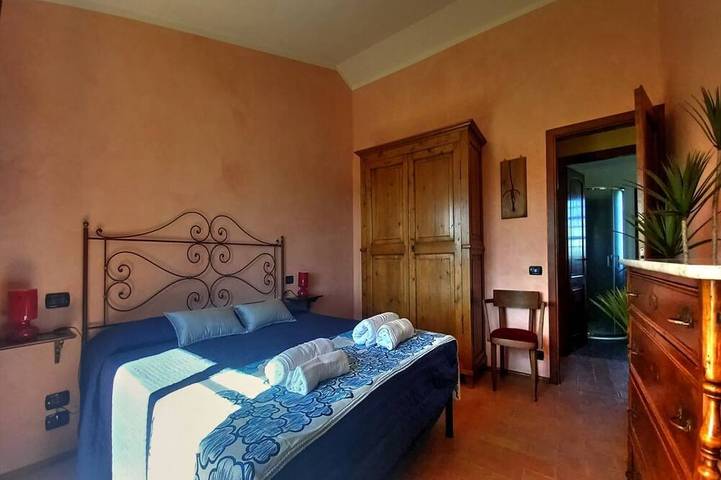 The independent Capannina on the Tuscan hills in Colle di Val d'Elsa, Siena Province
