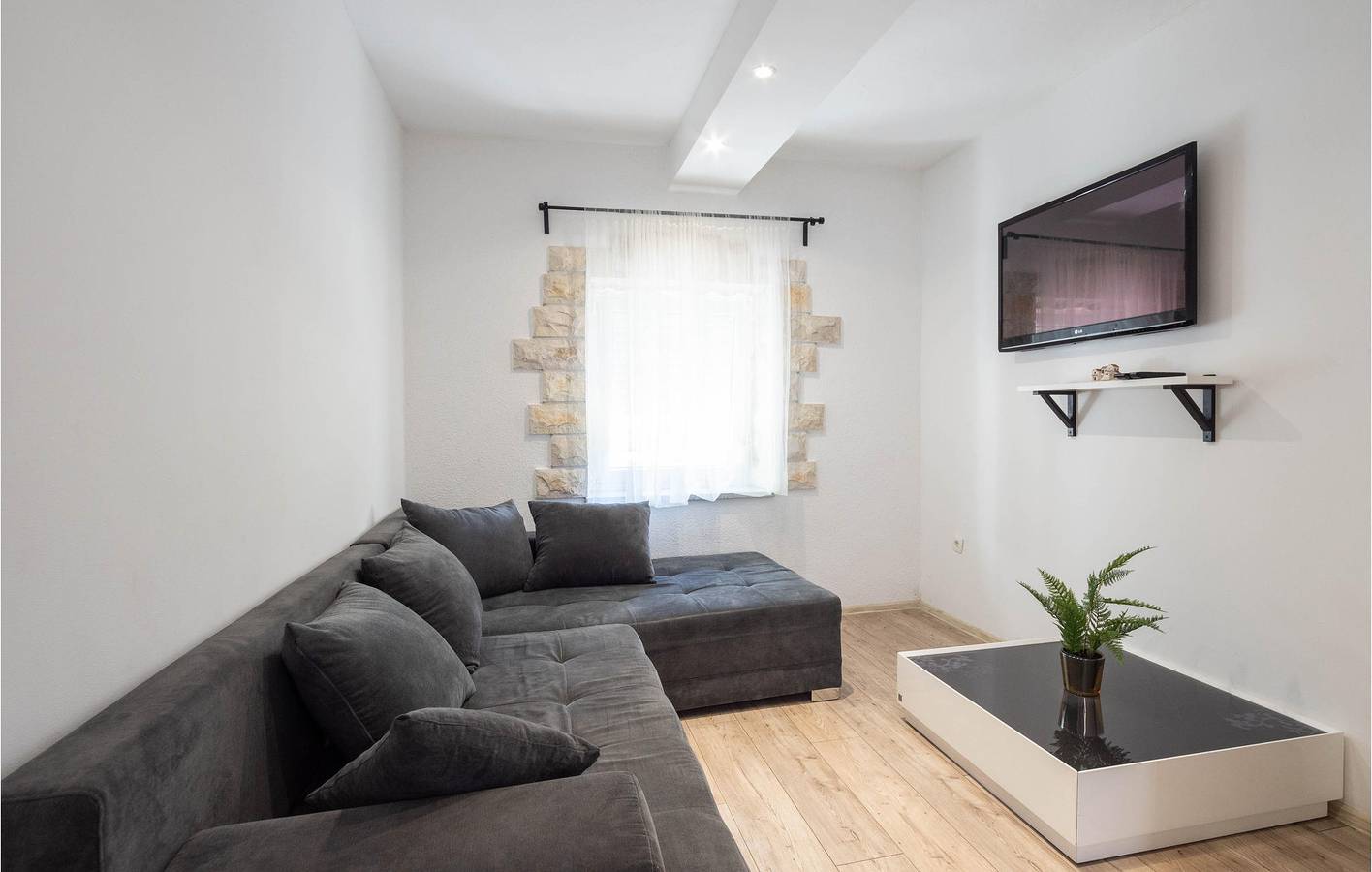 Zonnig verblijf aan het zwembad met terras & WiFi in Split-Dalmatië