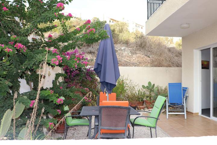 Apartamento para 4 personas, con piscina además de jardín y terraza en Peyia