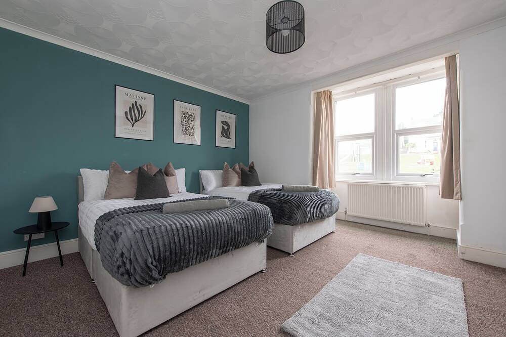 Modern 3-Bed | Sleeps 8 | Fast Wifi | Parking | Pool Table in Rochester, Kent Downs