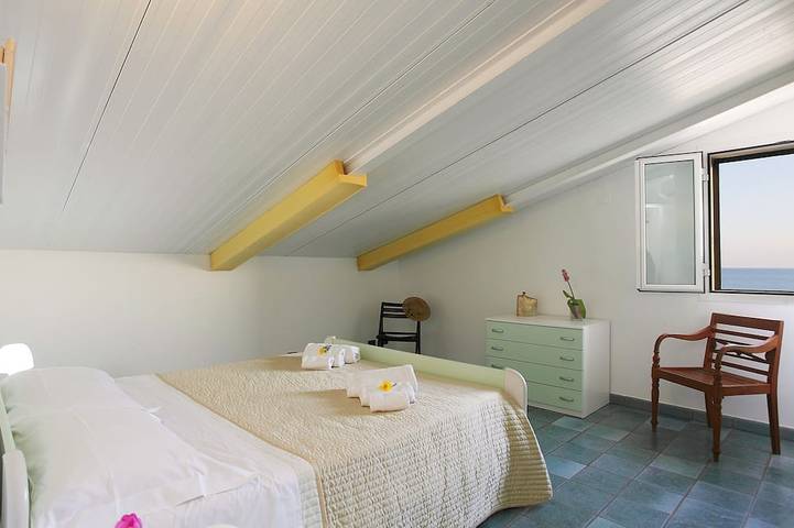 Ganze Wohnung, Penthouse mit Terrasse mit Meerblick für 8 Personen, in der Mitte, unbegrenztes Wifi-Internet in Marina di Ragusa, Ragusa