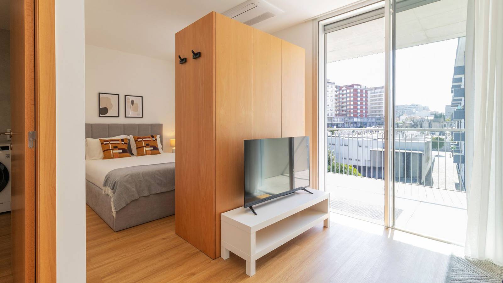 Apartamento inteiro, Infante Studio w/ Parking by Lovelystay in Mafamude e Vilar do Paraíso, Distrito do Porto