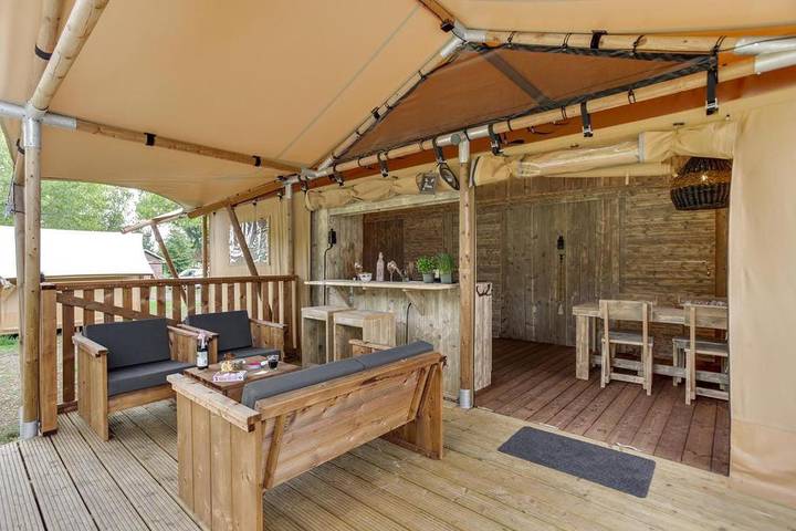 Tente pour 2 personnes, avec Terrasse et Jardin ainsi que Piscine et Vue