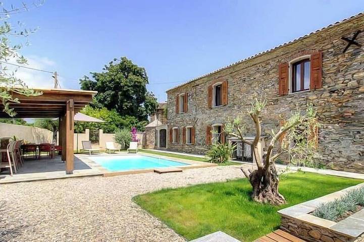 Location de vacances pour 8 personnes, avec jardin à Castellare-di-Casinca