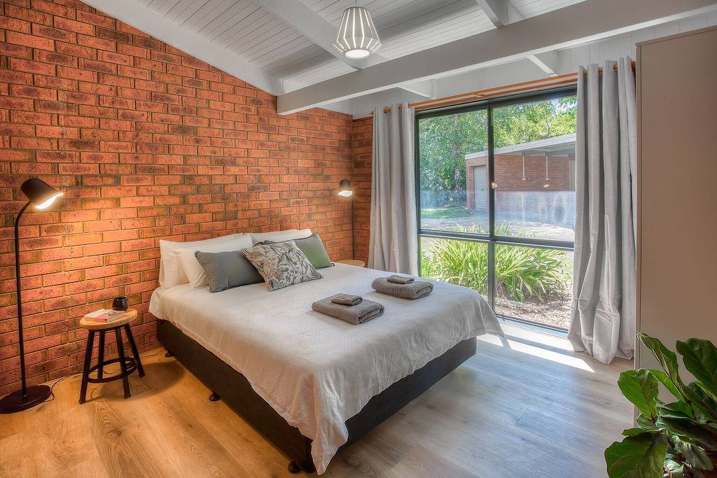 Rückzugsort am Fluss in einem ruhigen Hof, nur wenige Gehminuten von Cafés und Pub entfernt in Porepunkah, Alpine Shire