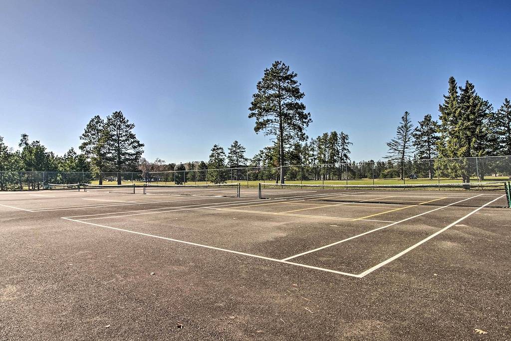 1 Mi to Beach & Lake: Breezy Point Cabin w/ Yard! in Breezy Point, Crow Wing County