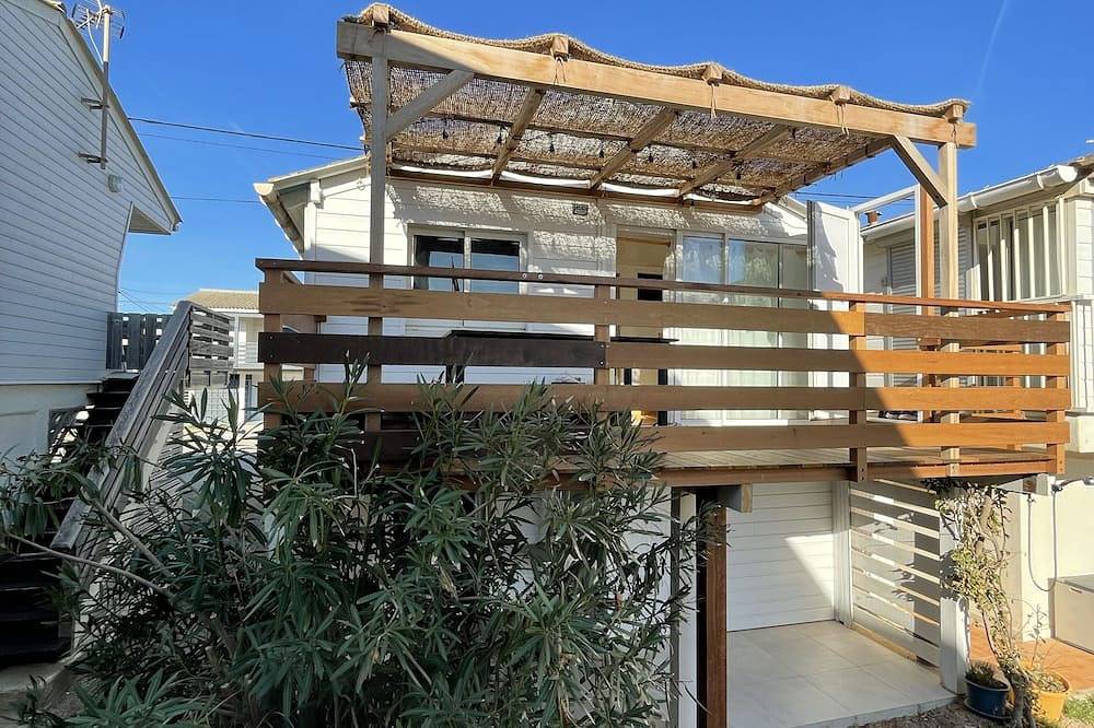 Authentic wooden chalet with sea view sleeps 4 in Gruissan (Ville), Gruissan
