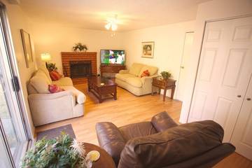 Location de vacances pour 8 personnes, avec terrasse ainsi que piscine et jardin à Reno