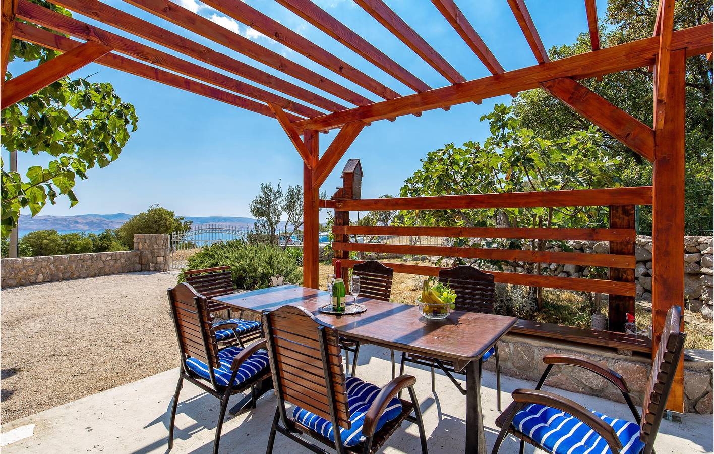 Ganze Ferienwohnung, Gemütliche Ferienwohnung mit Meerblick, Pool, Terrasse und Parkplatz in Cesarica in Cesarica, Naturpark Velebit