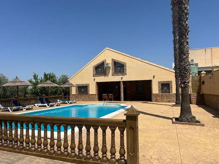 Apartamento para 17 personas, con Balcón y Terraza además de Jardín y Piscina en Cuevas de San Marcos