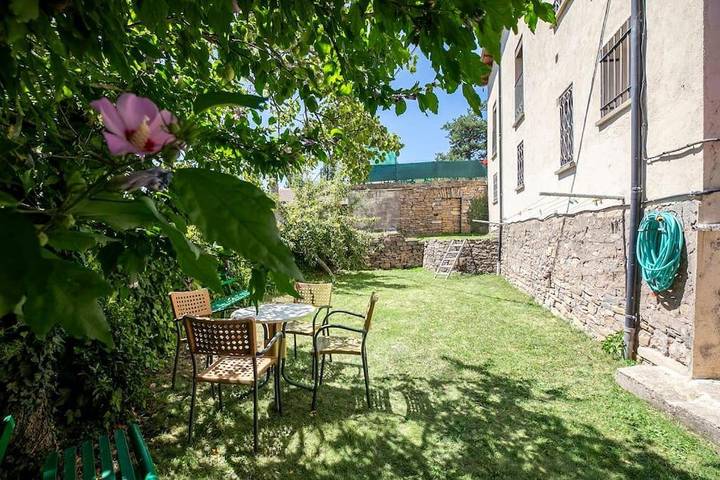Apartamento para 4 personas, con Terraza además de Jardín y Vistas en Castiello de Jaca