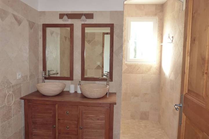 Maison avec piscine à St Rémy de Pce , tout confort en campagne, 8 personnes. in Saint-Rémy-de-Provence, Région d'Arles