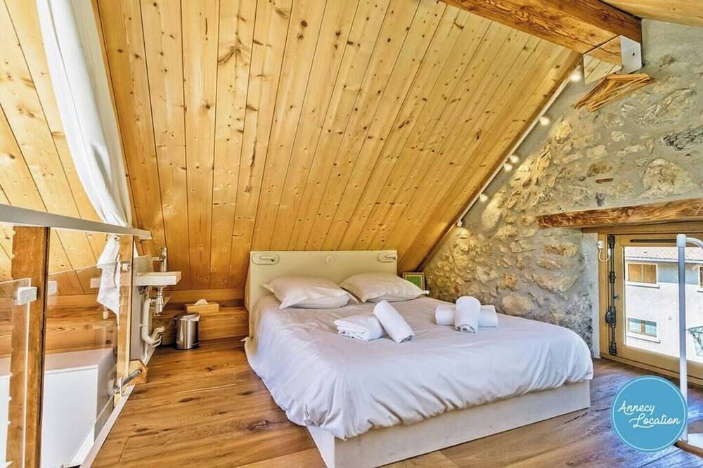 Le Grenier **** - Savoyard mazot. in Talloires-Montmin, Annecy region