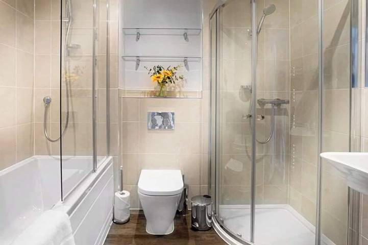 2 Bed House, Garden, Parking, Pets Welcome in Wokingham, Berkshire